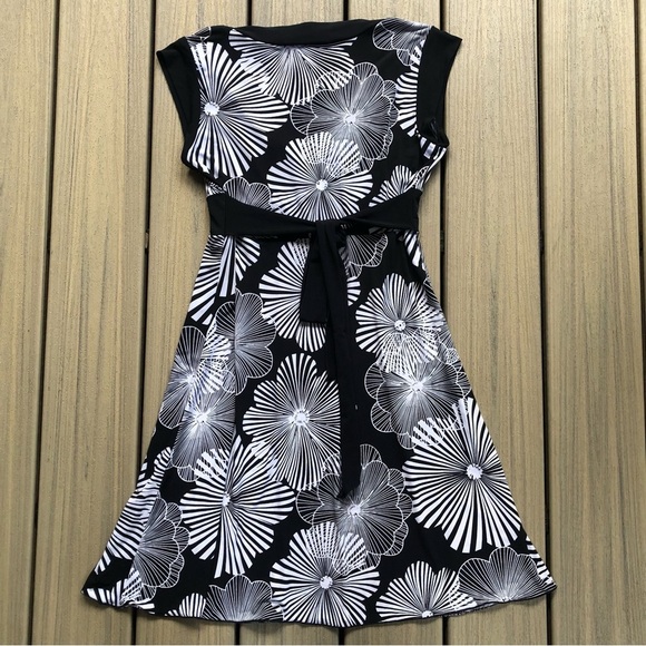 Speechless Made in USA Black & White V Neck Floral Dress with Tieback Size M - Picture 5 of 9